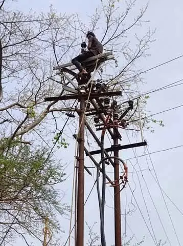 Lineman working on an overhead distribution pole
